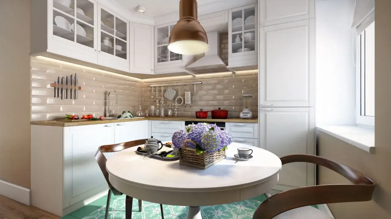 Acogedoras cocinas peque&ntilde;as con mesa para comer, encimeras de madera, armarios blancos y azulejos color crema.