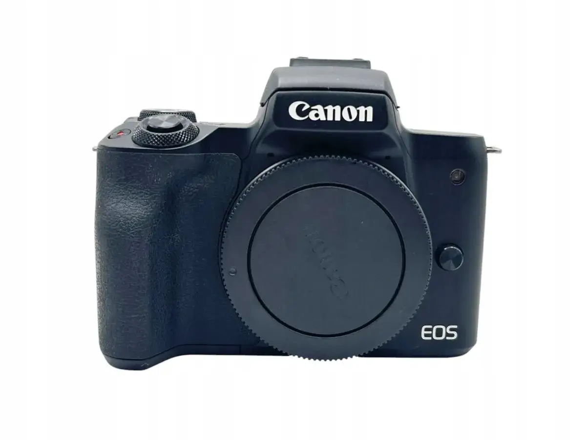 Czarny aparat Canon EOS M50 z zakrytym obiektywem. Idealny do uchwycenia każdej chwili.