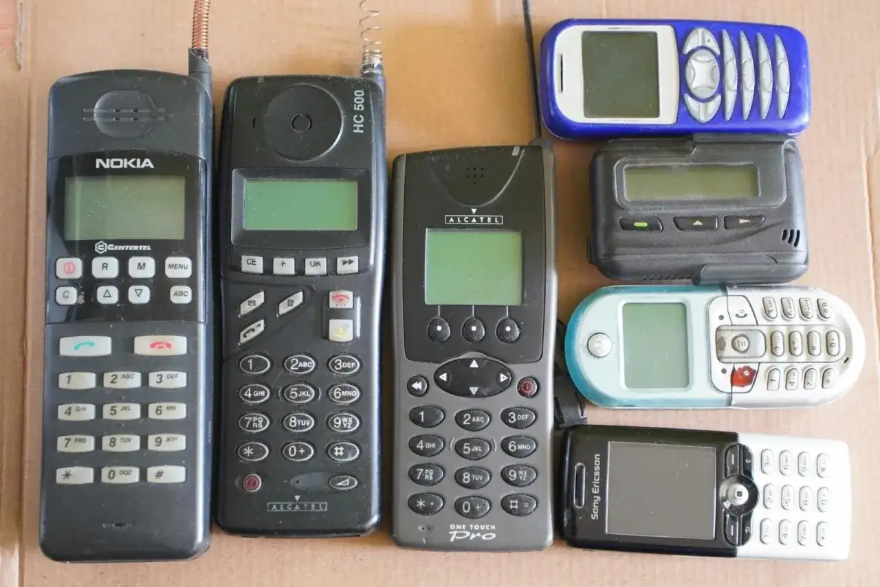 Kolekcja starych telefonów: pierwsza Nokia, Alcatel, Motorola, pagery i Sony Ericsson.