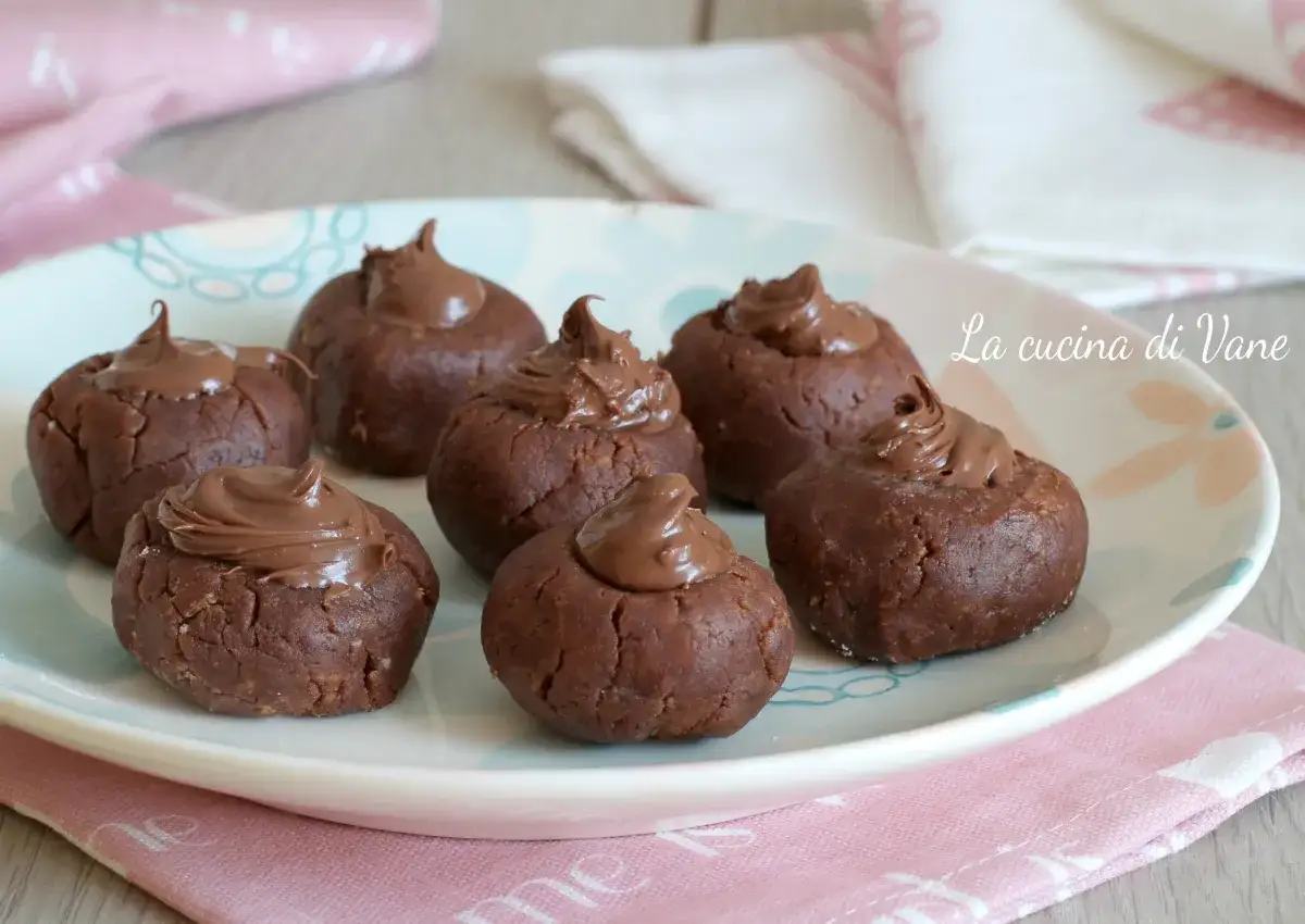 Deliziosi dolci 3 ingredienti senza forno, palline al cacao con crema al cioccolato, perfetti per una pausa golosa.