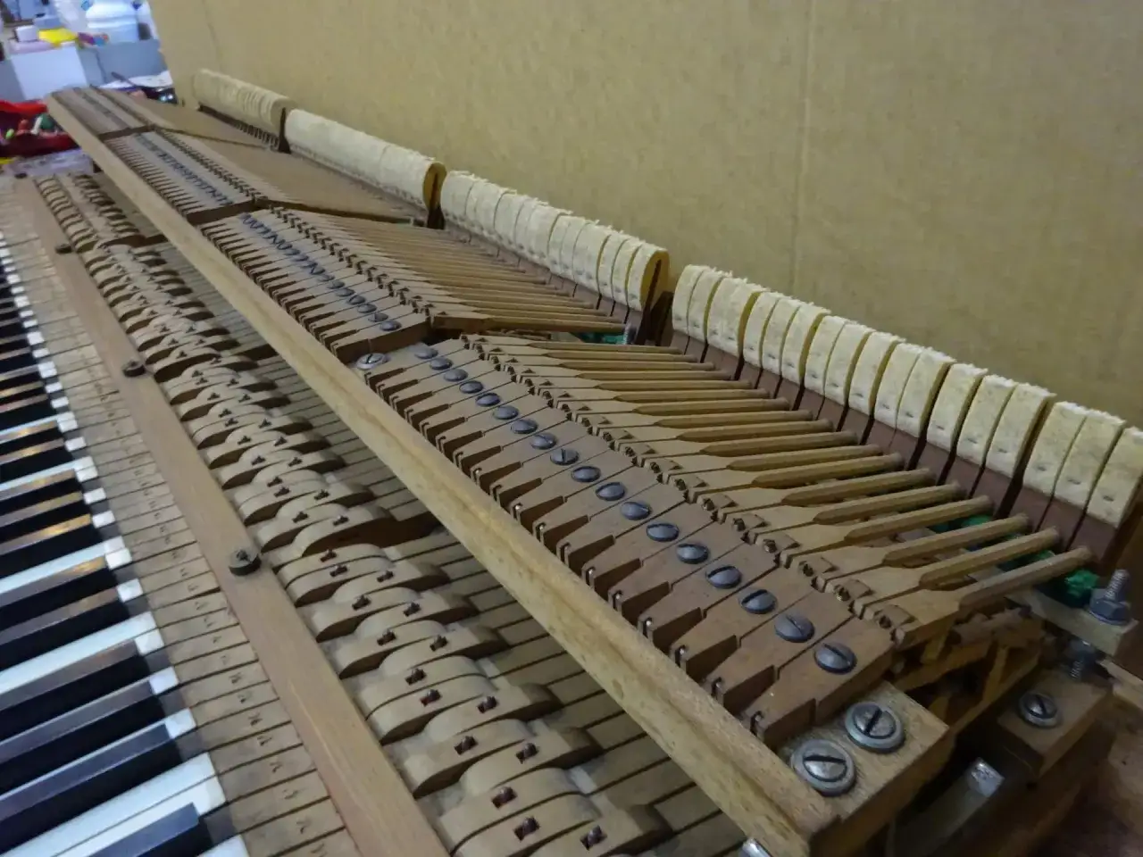 Mécanisme interne d'un piano, montrant les marteaux et les leviers prêts à frapper les cordes. Chaque touche piano est une pièce maîtresse de cet ensemble complexe.