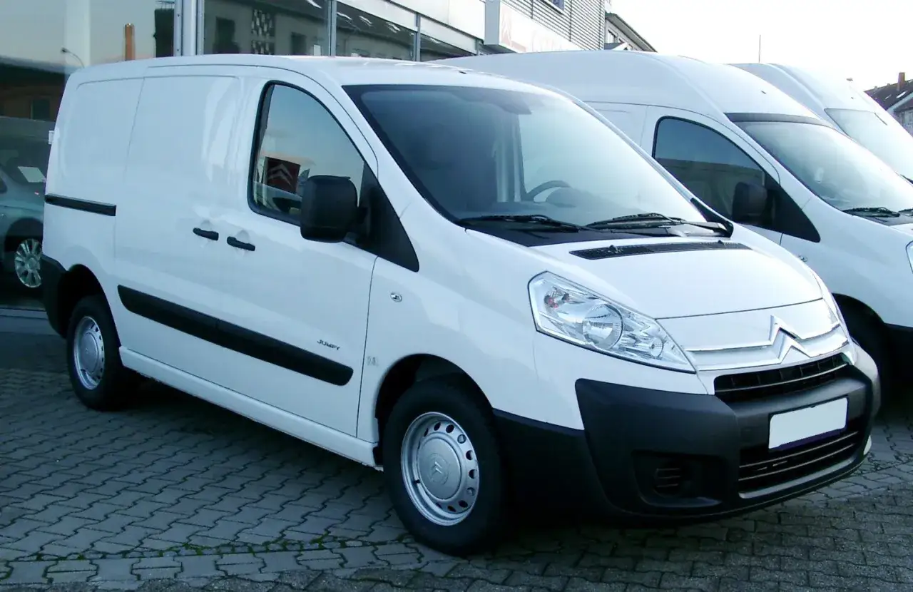 Biały Citroen Jumpy, idealny do transportu. Poznaj jego praktyczne wymiary i możliwości.