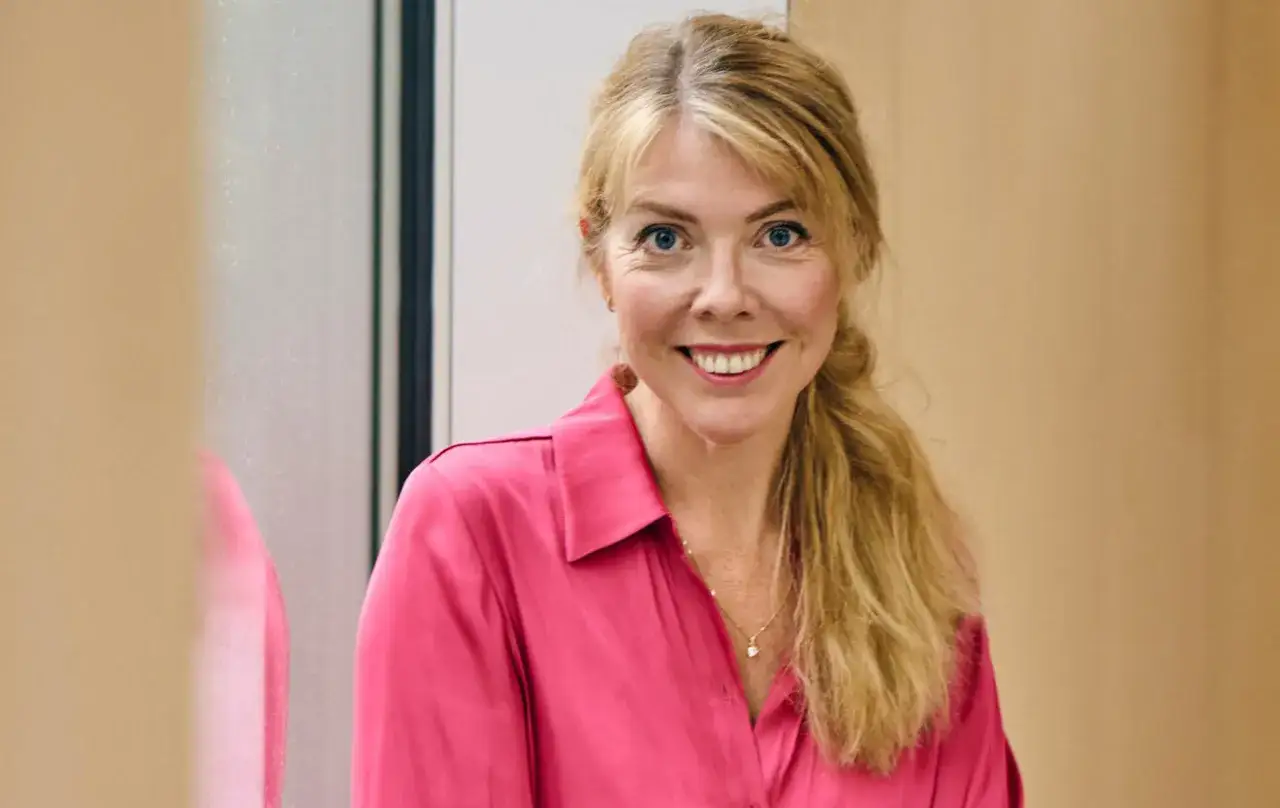 Louise Bringselius, en f&ouml;respr&aring;kare f&ouml;r tillitsbaserat ledarskap, ler mot kameran i en rosa blus.