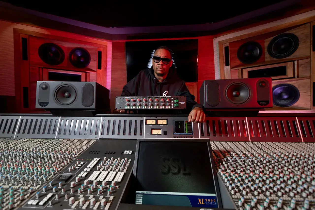 Dr. Dre w studiu, otoczony sprzętem audio, przygotowuje się do pracy nad swoim legendarnym albumem 