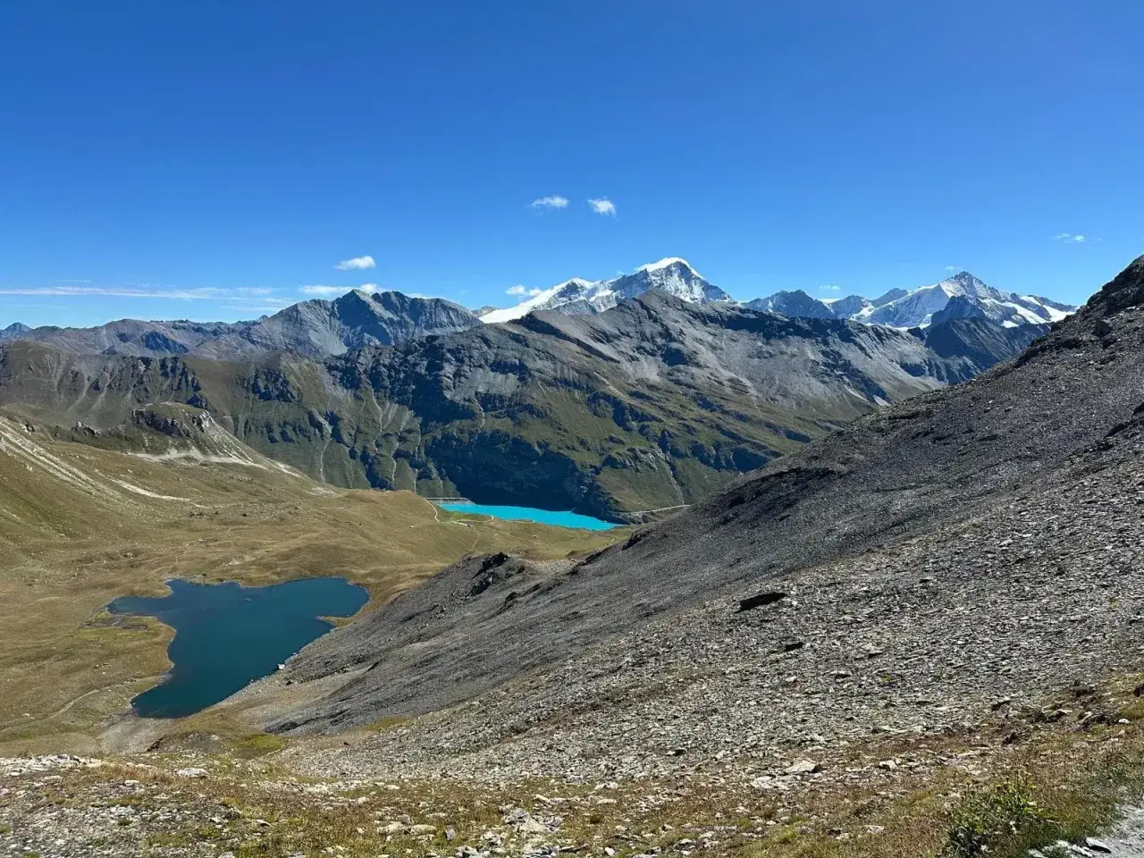 Widok na alpejskie jeziora i ośnieżone szczyty, idealne na trasę Haute Route.