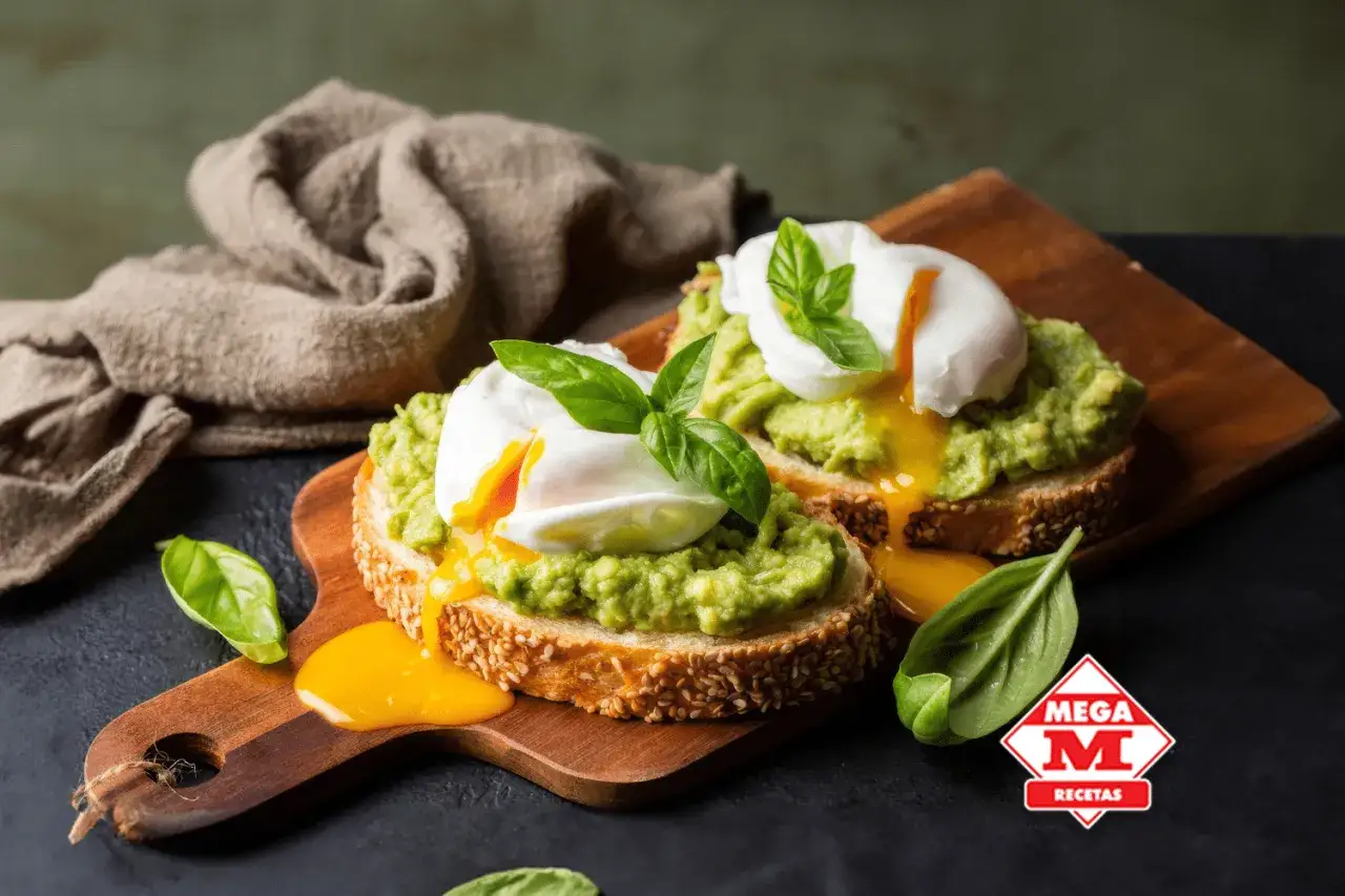 Tostadas con aguacate y dos perfectos huevos poche, con la yema chorreando sobre el pan.