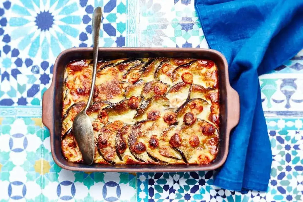 Un plat de gratin d'aubergine doré et appétissant, prêt à être servi.