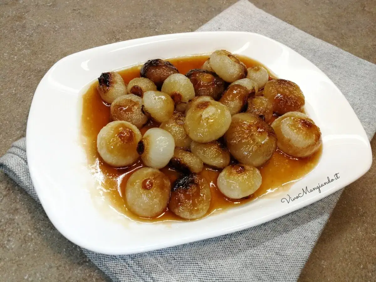 Cipolline caramellate in agrodolce, un contorno saporito e invitante.