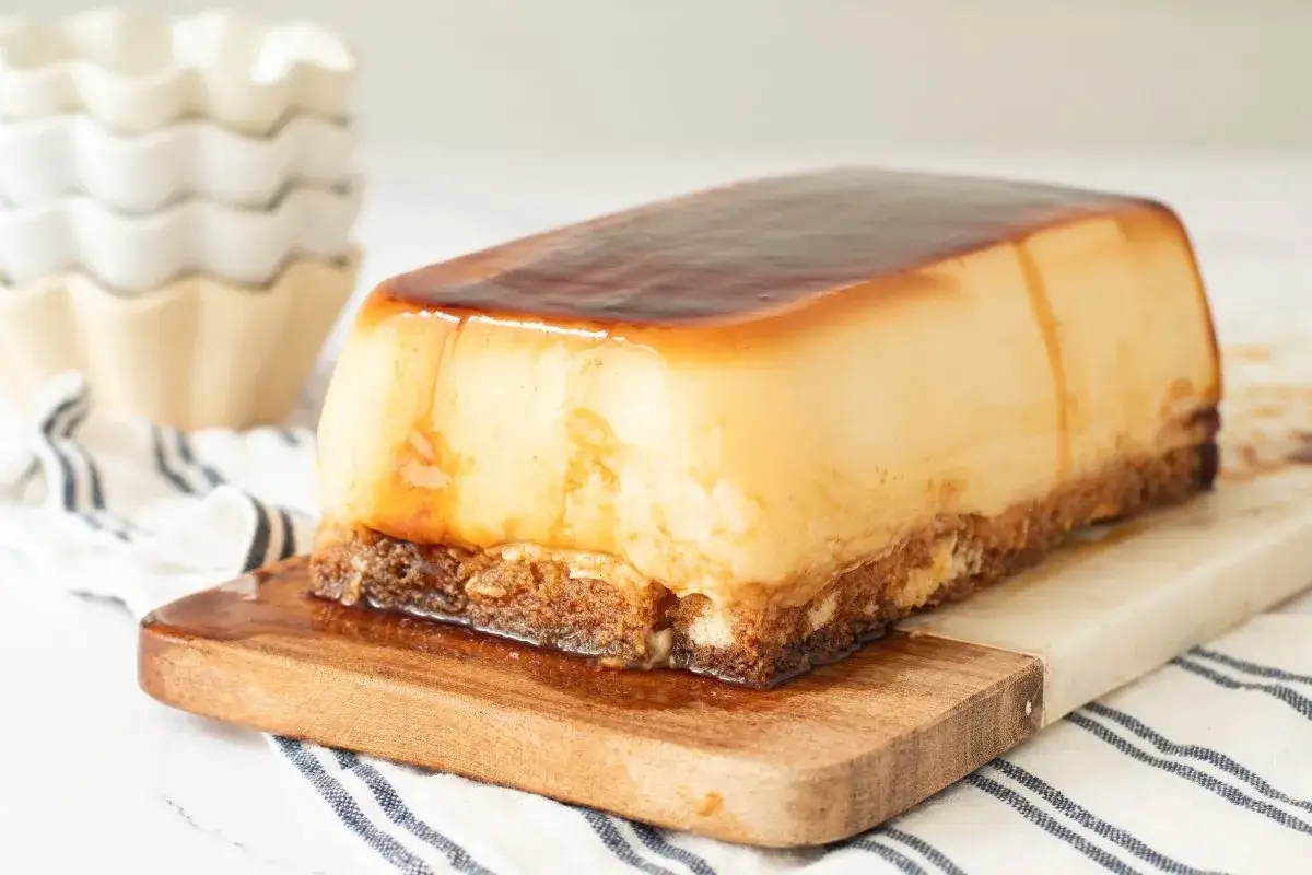 Tarta de cuajada con base crujiente y caramelo líquido, lista para ser disfrutada.