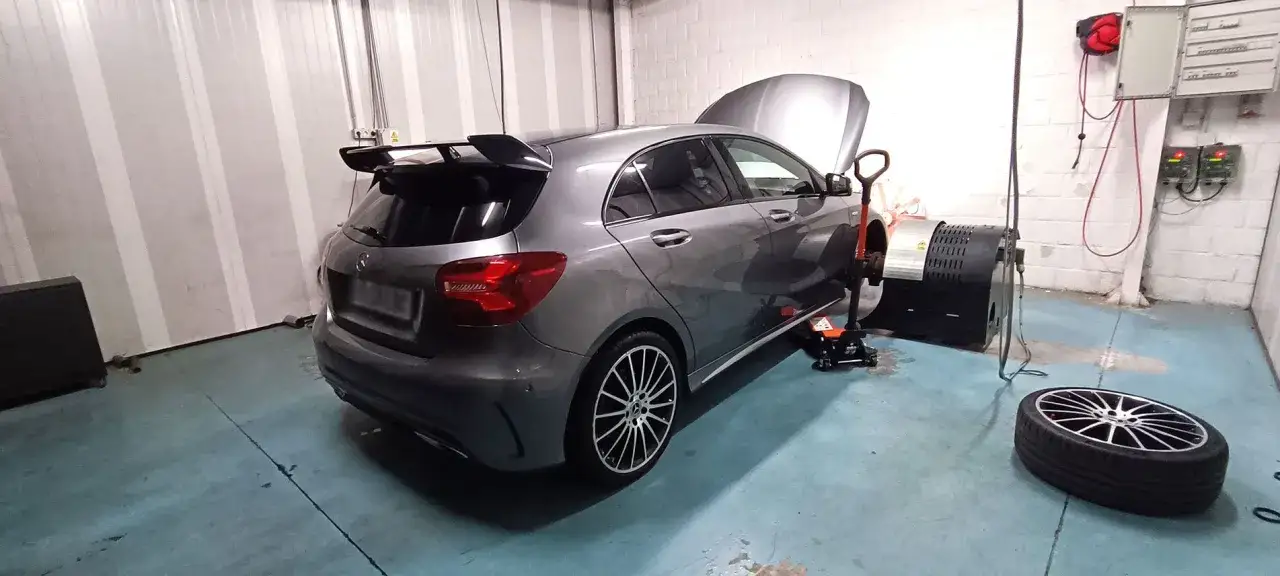Coche di&eacute;sel en banco de potencia para aumentar caballos.