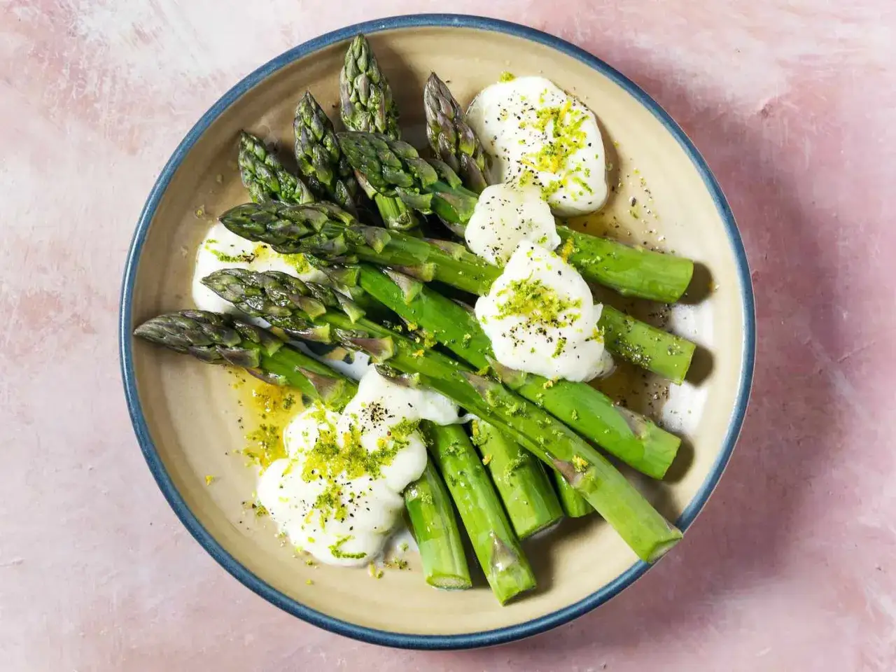 Espárragos verdes frescos con queso mozzarella y ralladura de limón, una idea para tus recetas de esparragos verdes.