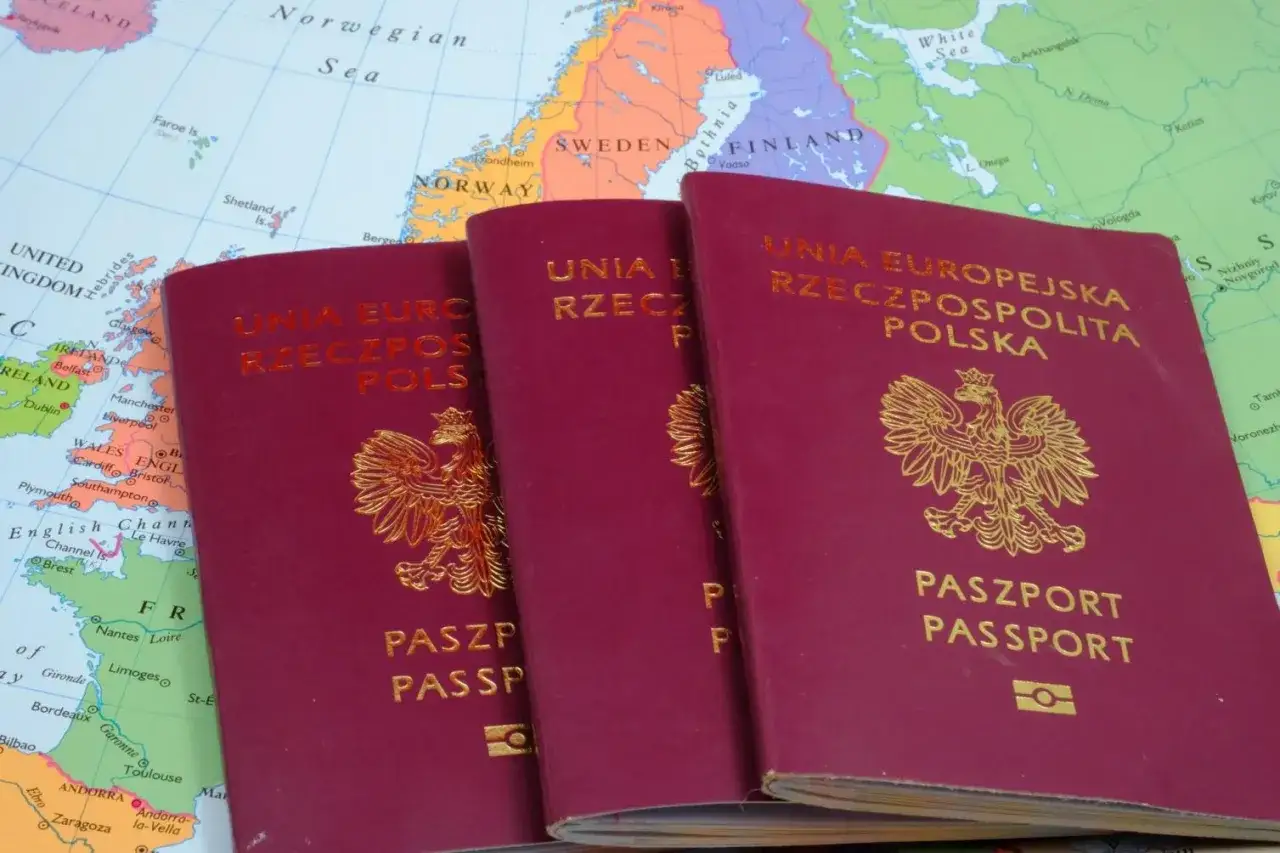 Trzy polskie paszporty leżą na mapie Europy. Czy do Anglii potrzebny jest paszport? Tak, jeśli podróżujesz spoza UE.