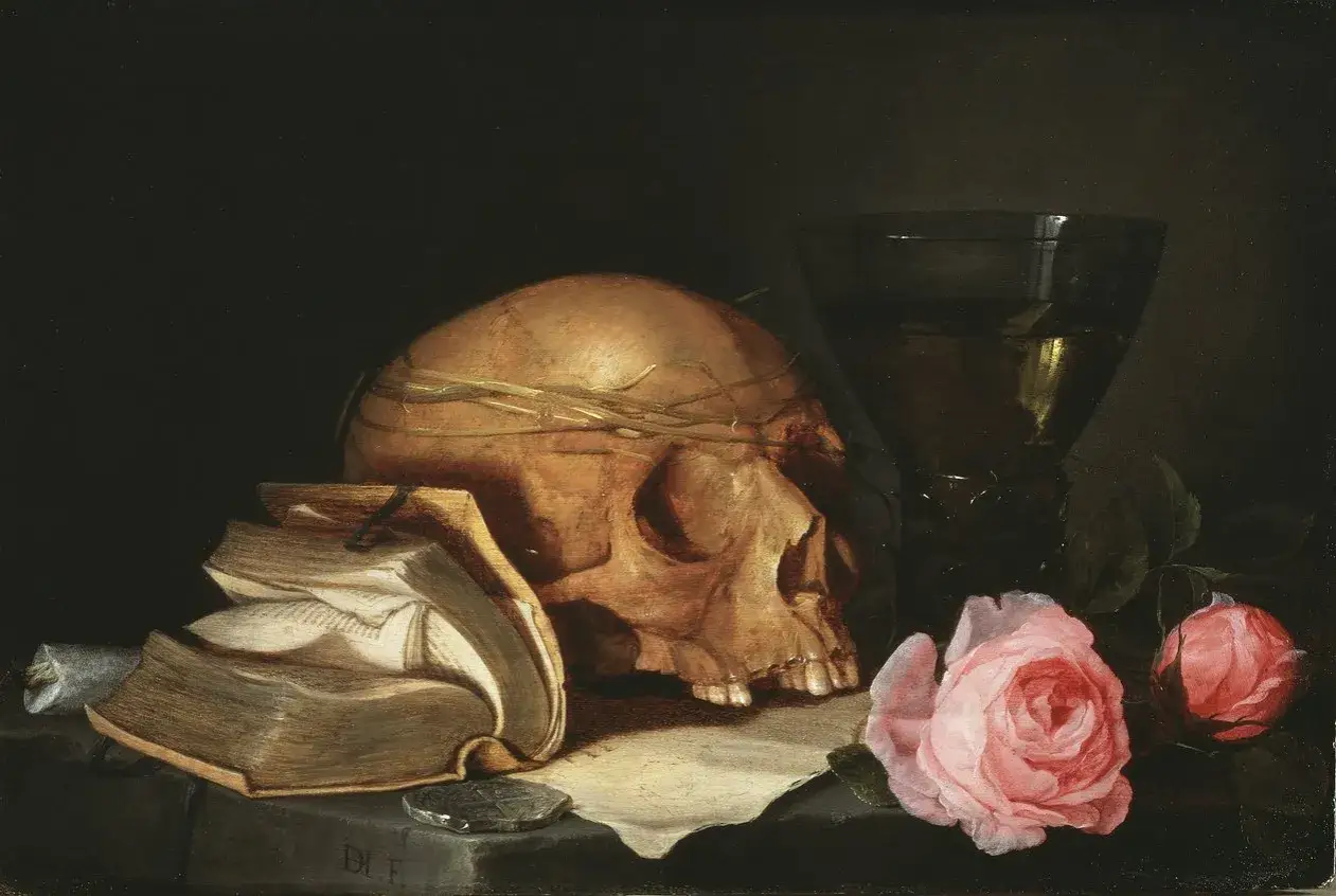 Vanitas tableau : crâne couronné d'épines, livre ouvert, verre sombre, roses et pièce de monnaie, symboles de la fugacité de la vie.
