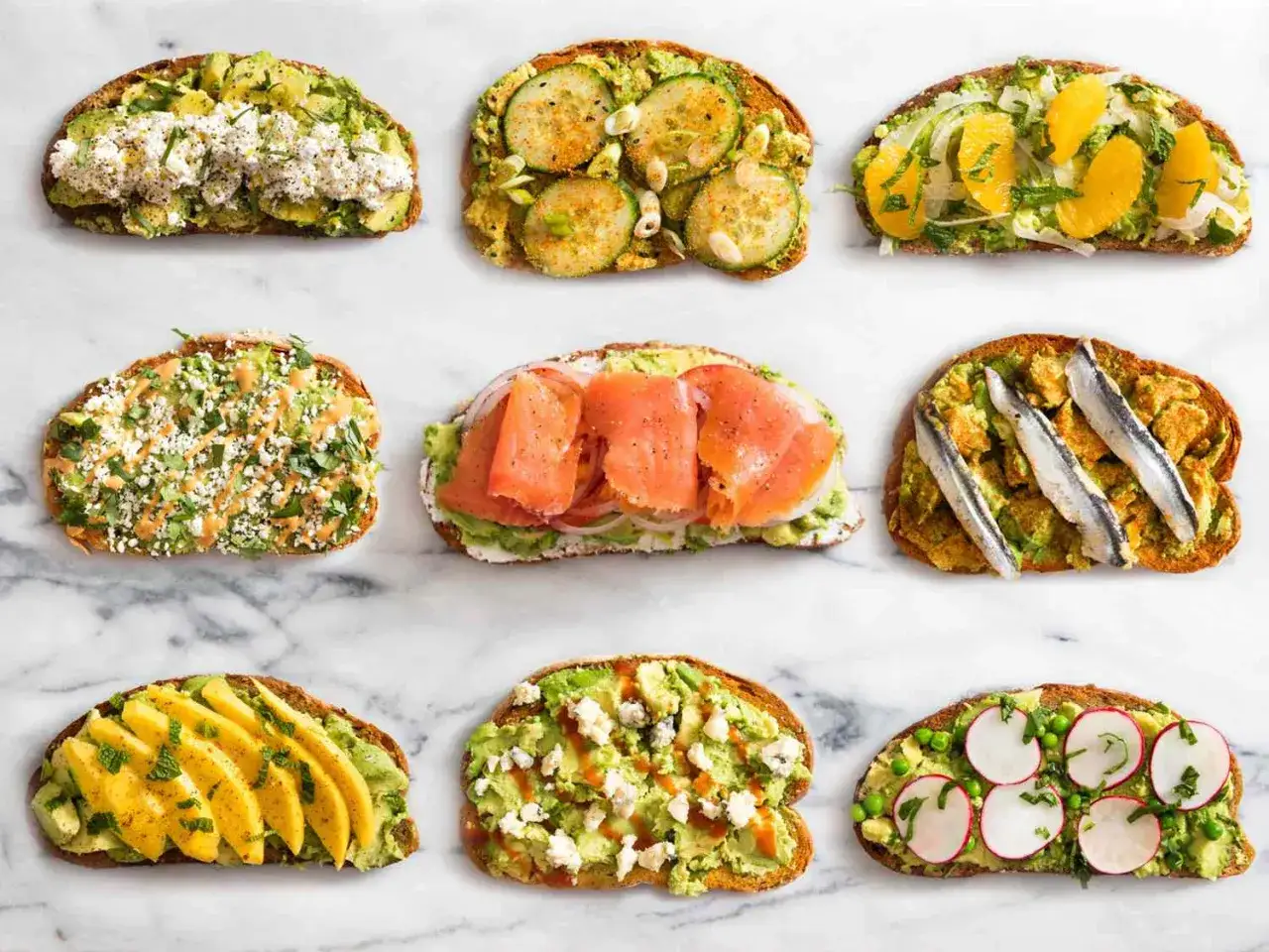 Variedad de tostadas con aguacate: con queso, pepino, naranja, salmón, sardinas, mango, rábano y guisantes. ¡Un festín de tostadas con aguacate!