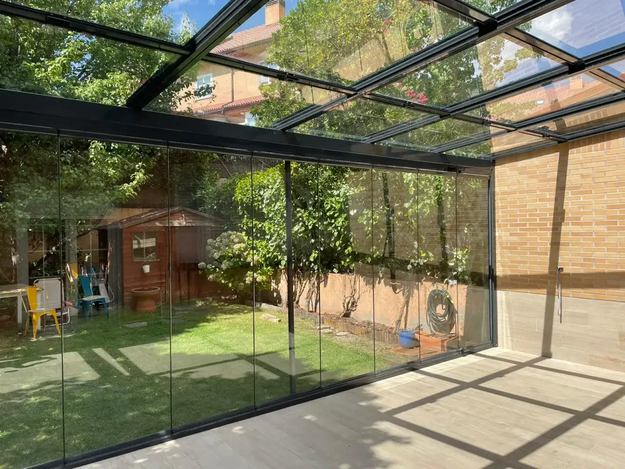 Modernos tejados para porches con cristaleras que permiten disfrutar del jardín.