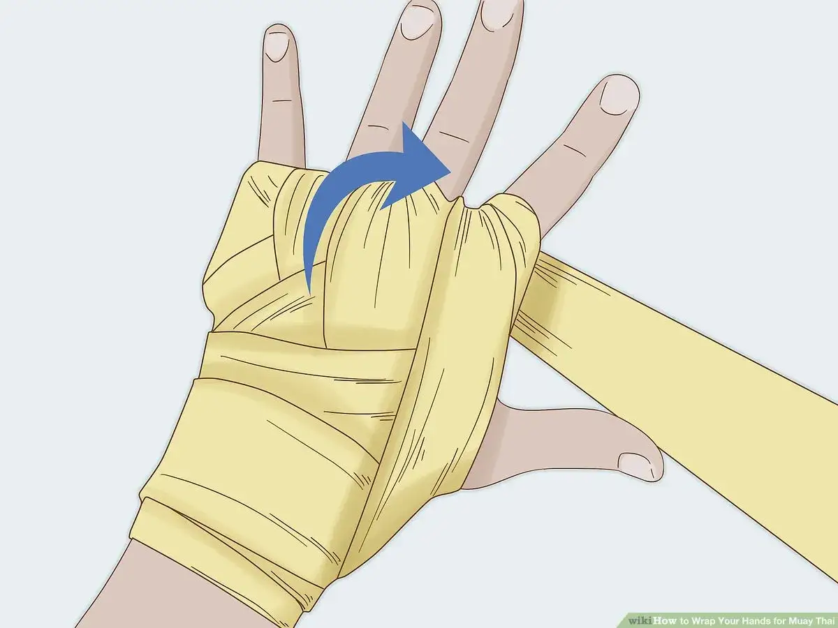 En thai handen lindas med gult bandage f&ouml;r skydd.