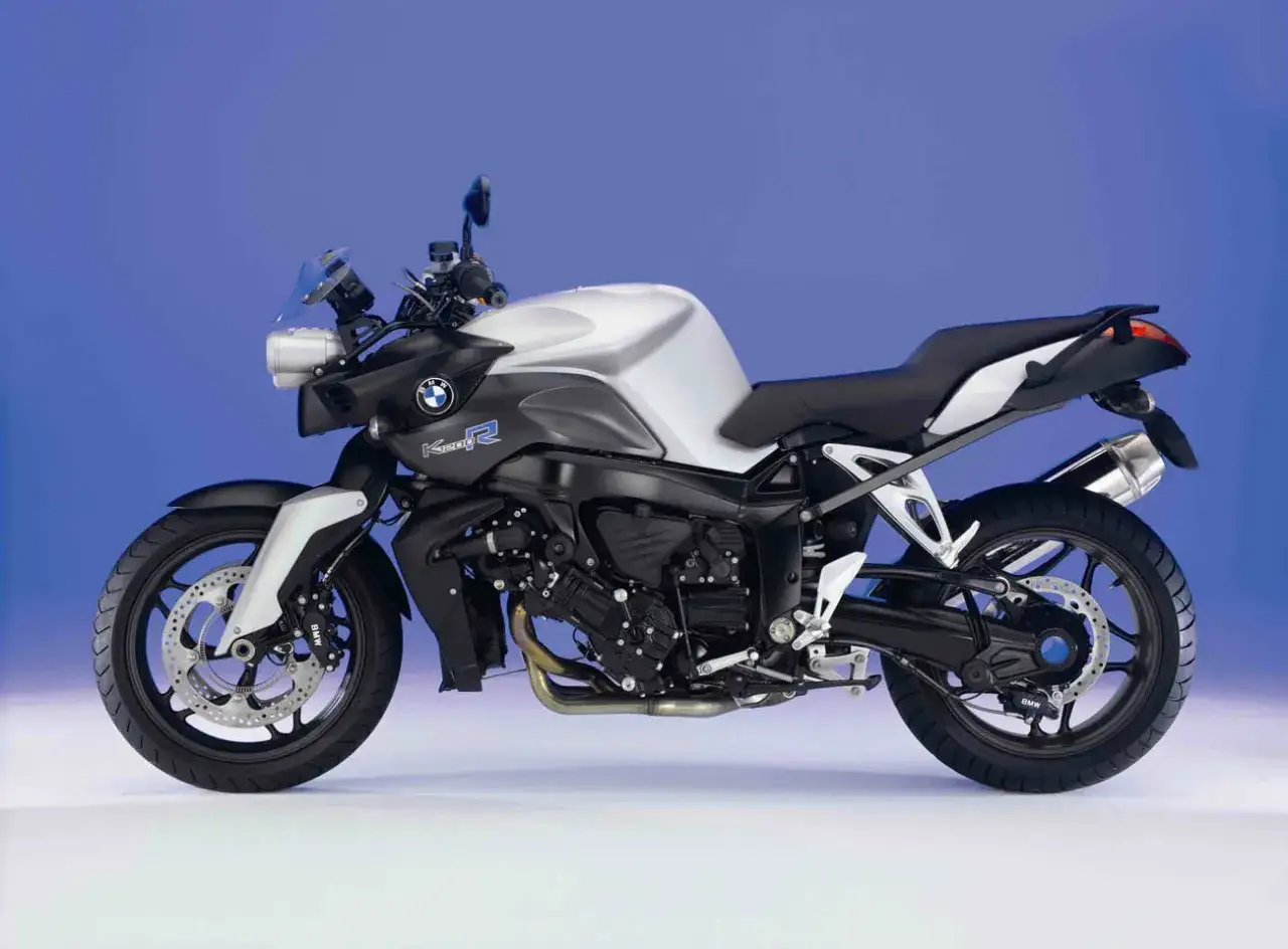 Srebrno-czarny motocykl BMW K 1200 R z niebieskimi akcentami, gotowy do dynamicznej jazdy.