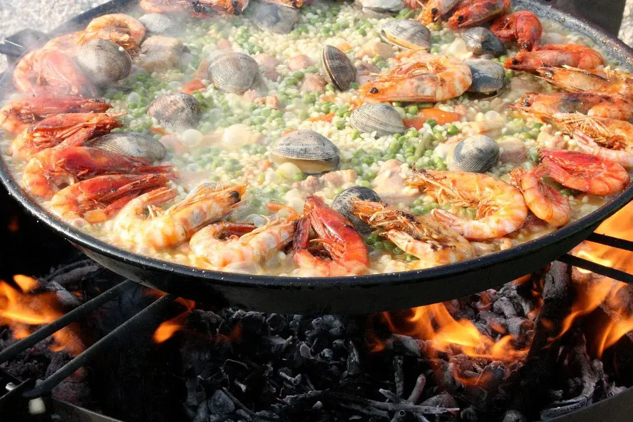 Un plat de riz aux crevettes et palourdes cuit sur le feu. Quel vin avec jambalaya ? Un vin blanc sec et fruité serait parfait.
