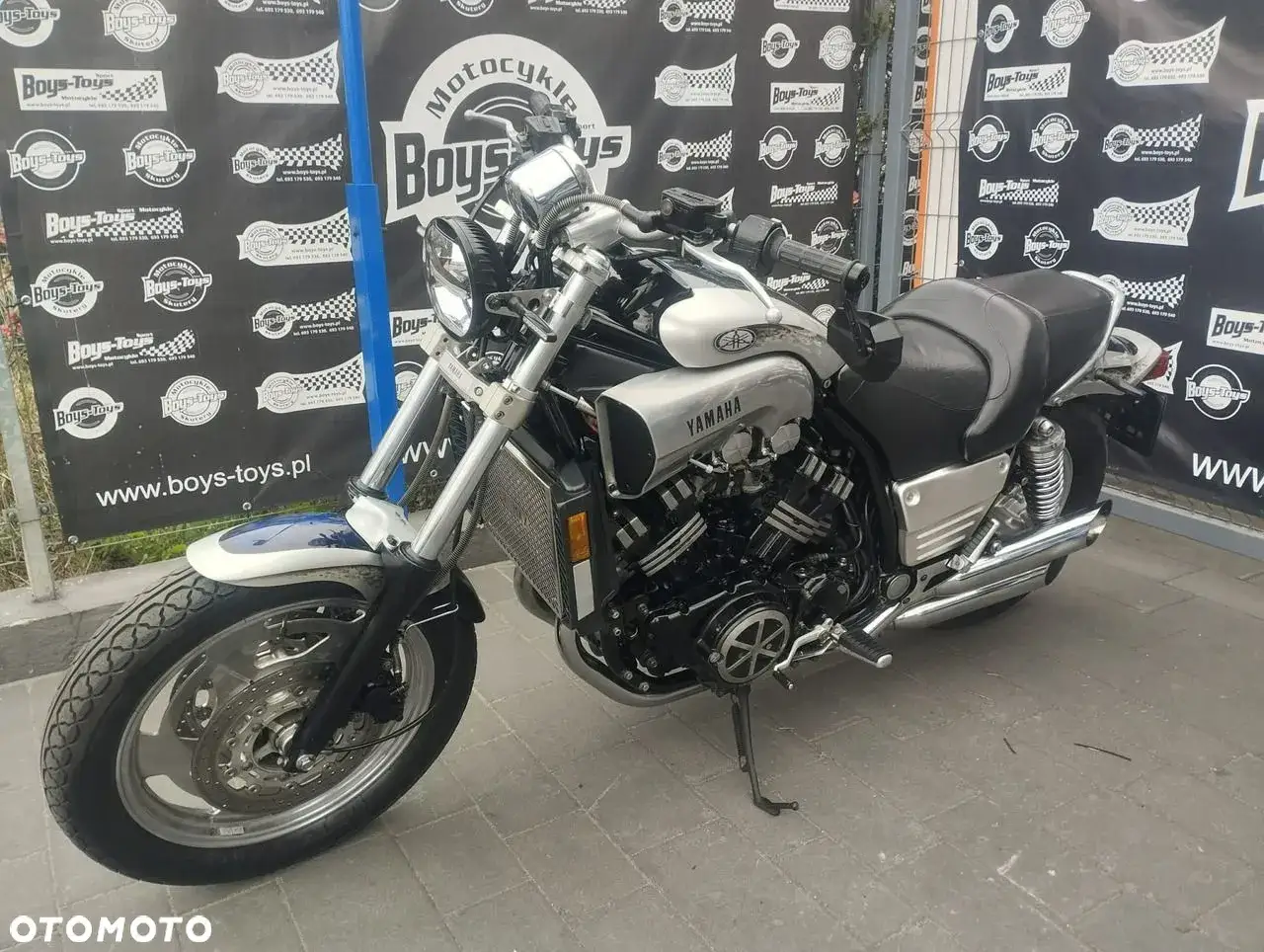 Srebrny motocykl Yamaha V-Max z czarnym siedzeniem, gotowy do jazdy.