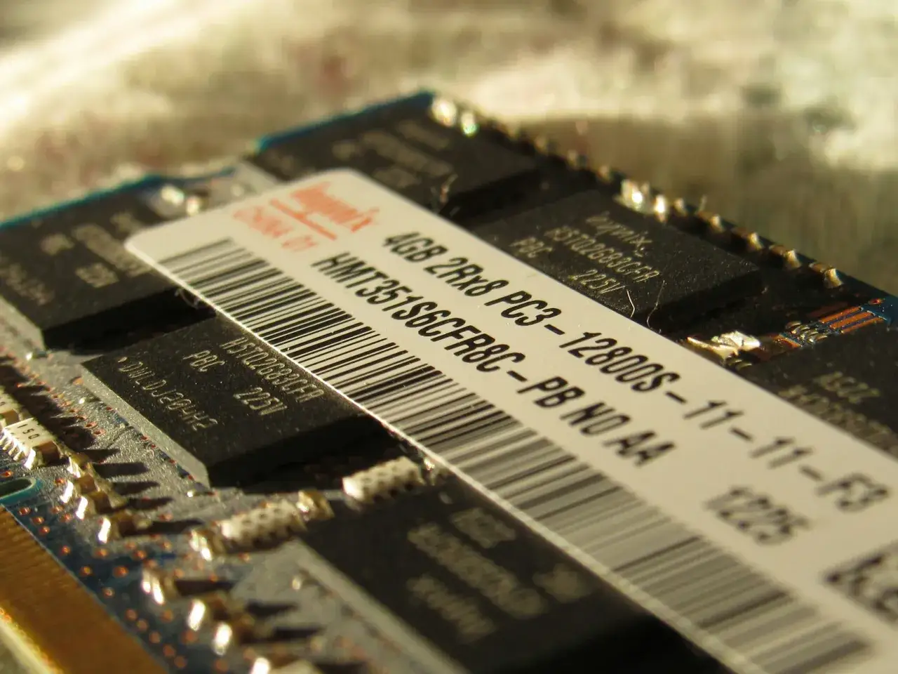 Gros plan sur une barrette de mémoire vive Hynix 4 Go, essentielle pour la performance de votre ordinateur.