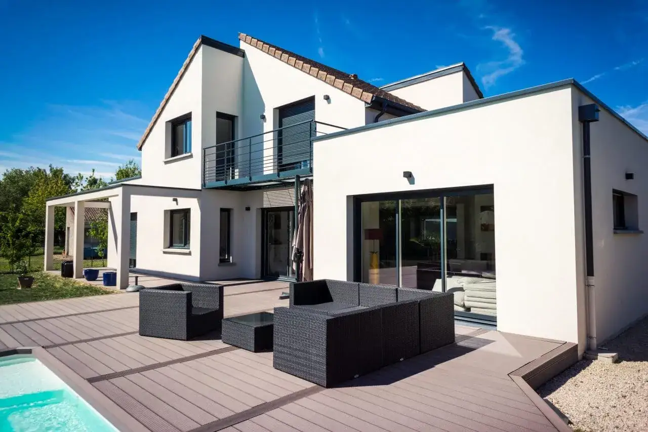Maison moderne avec terrasse et piscine. Une extension de 20m2 en parpaing a été ajoutée, offrant un espace de vie supplémentaire.