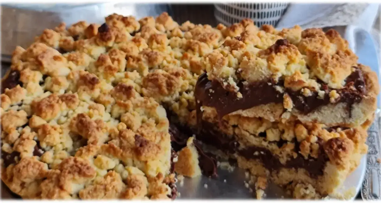 Sbriciolata alla Nutella con strati golosi di crema al cioccolato e croccante frolla.