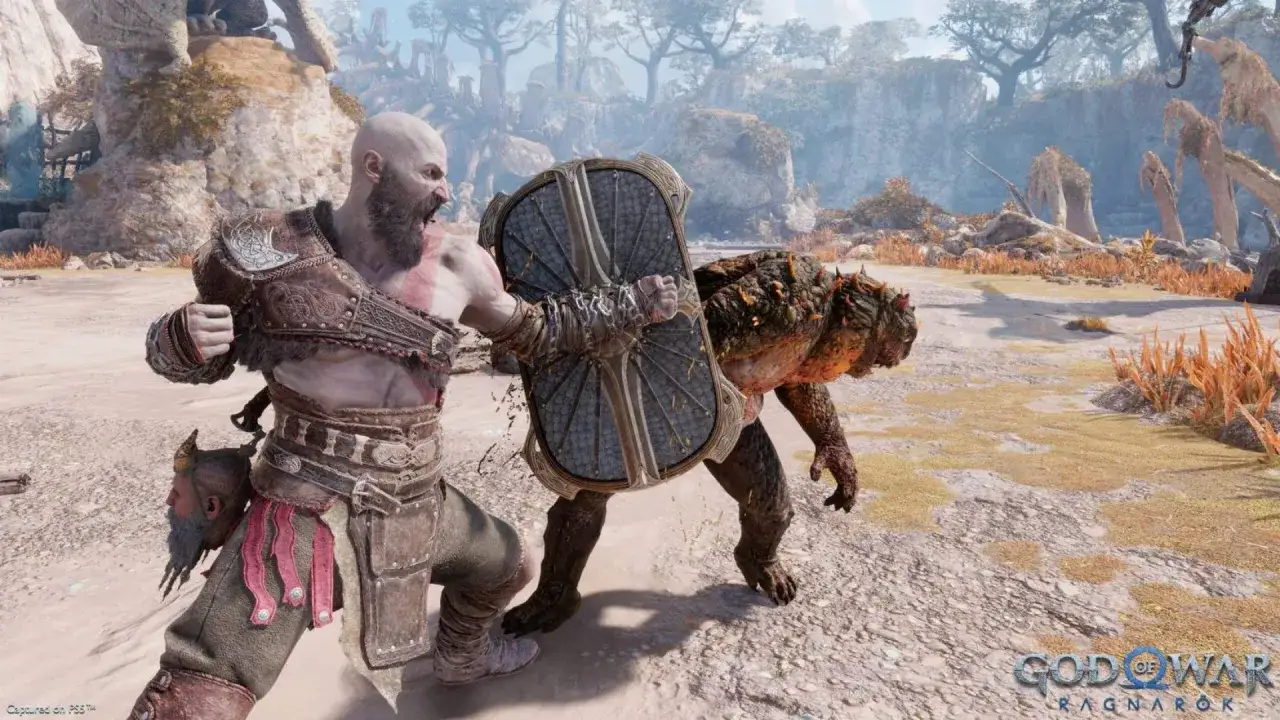 Kratos bloquea un ataque de un monstruo escamoso, escena de acción de God of War Ragnarok. ¡Una guía para dominar el combate!