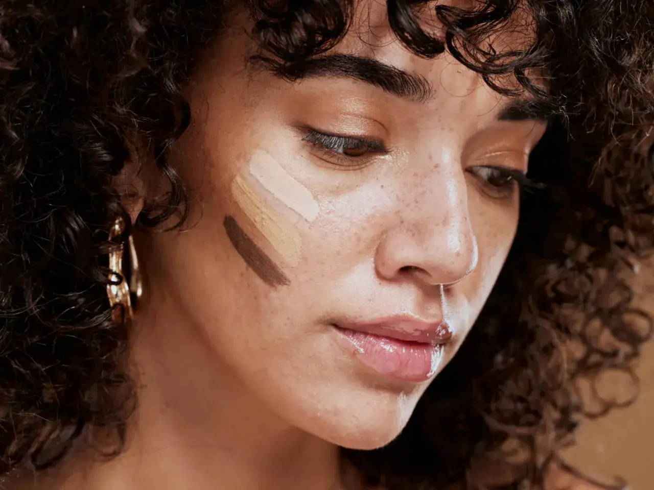 Frau mit makellosem Make-up auf trockener Haut, die Produkte aufträgt