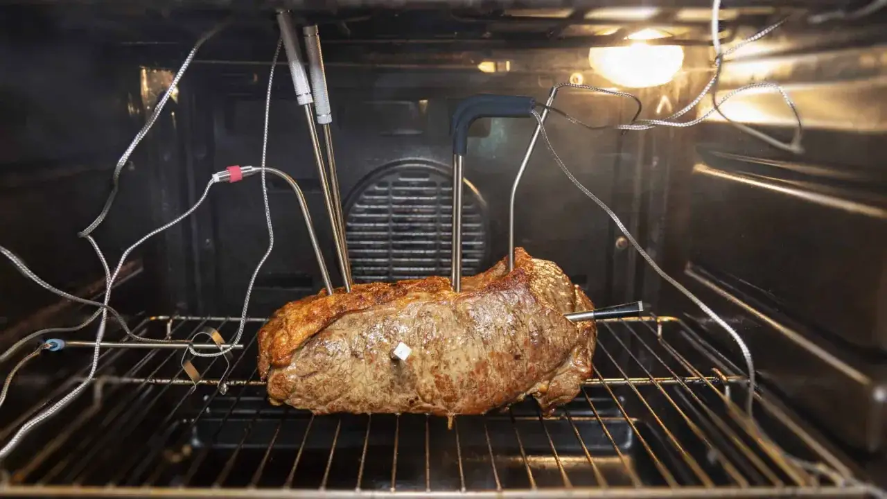 Ein 1 kg Rinderbraten im Ofen, &uuml;berwacht von mehreren Fleischthermometern, um die perfekte Kerntemperatur zu erreichen.
