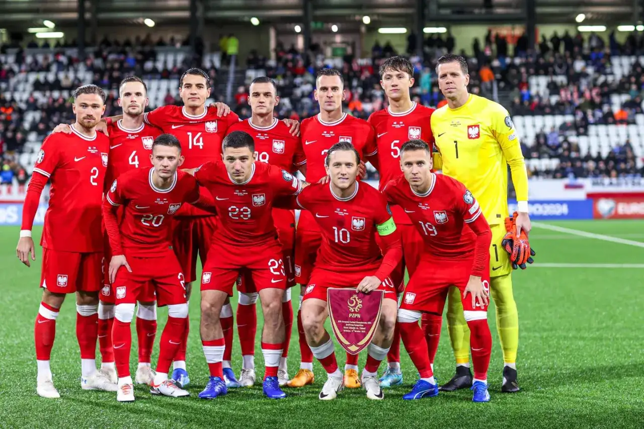 Piłkarze reprezentacji Polski w czerwonych strojach, gotowi do gry. Drużyna, kt&oacute;ra mogłaby zdobyć polska wyspy owcze.