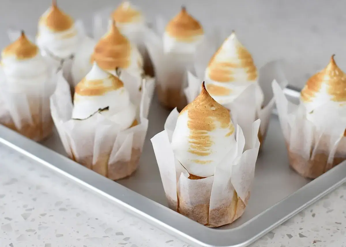 Citronmuffins recept: fluffiga muffins med maränglock, gyllene och inbjudande. Perfekta för fika!