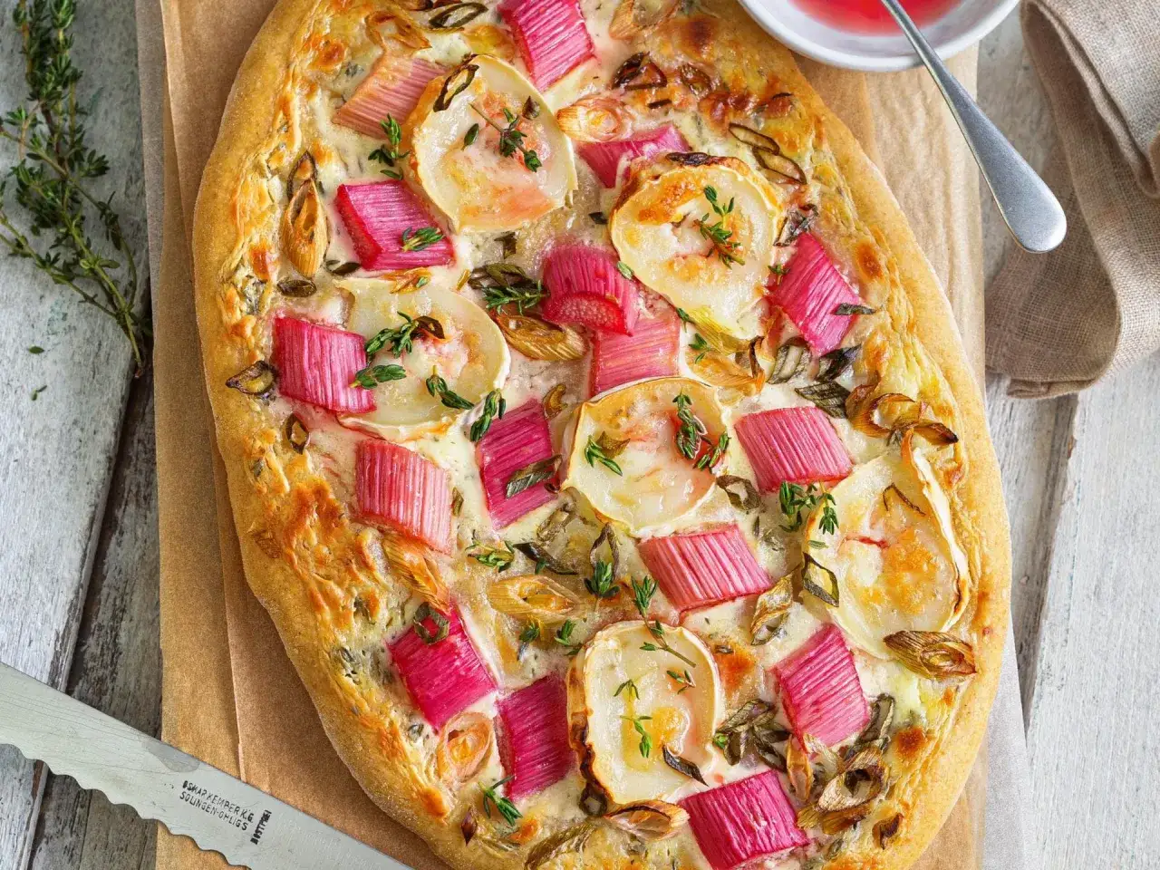 Herzhafte Rhabarber Rezepte Hauptgerichte: Flammkuchen mit Rhabarber, Ziegenk&auml;se und Thymian.