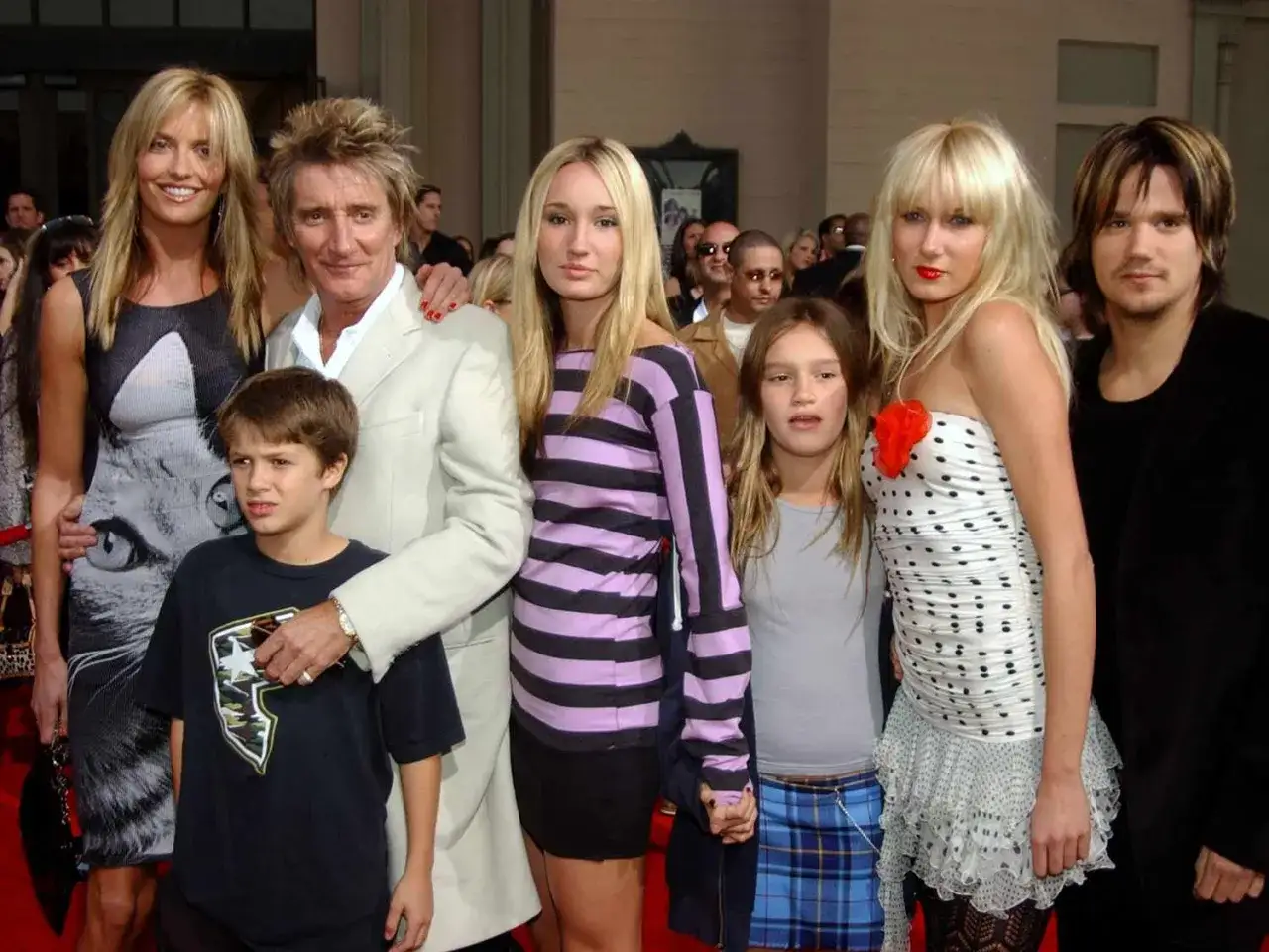 Rod Stewart z rodziną, jego dzieci i żona na czerwonym dywanie.