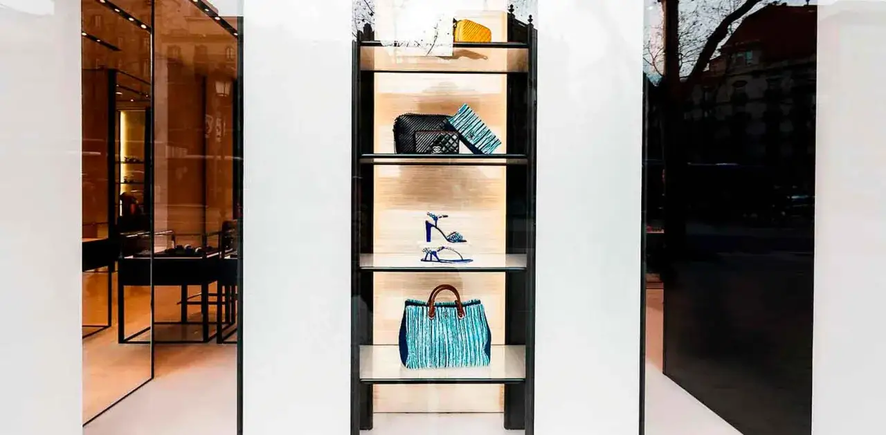 Exhibición de bolsos y zapatos de lujo, un ejemplo de que es el visual merchandising para atraer clientes.