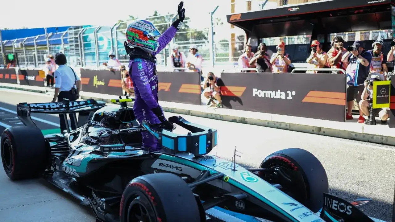 Formel 1 Fahrer winkt nach dem Rennen in Kanada. Der F1 Kanada Zeitplan ist im Hintergrund zu sehen.