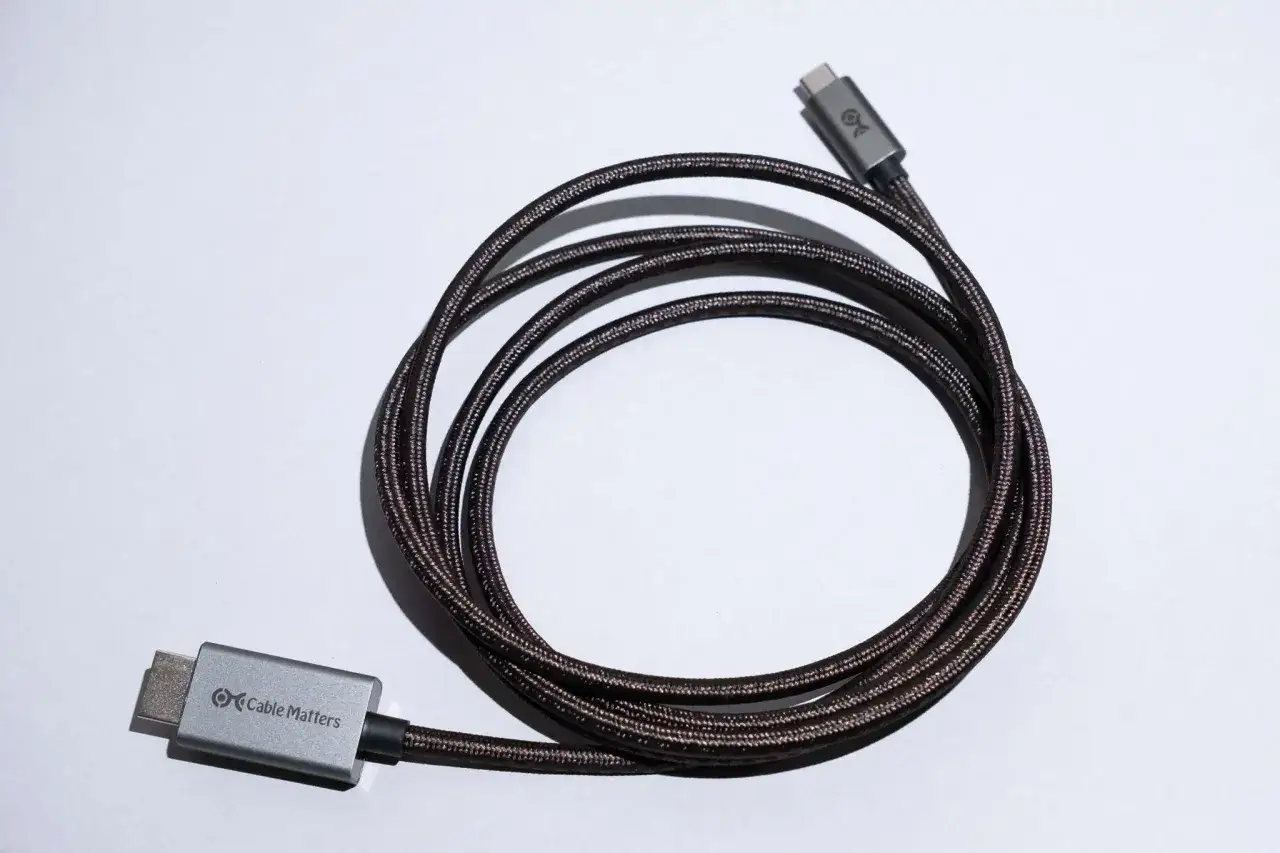 Kabel DisplayPort, co to jest? Elegancki, pleciony kabel z wtyczkami USB-C i DisplayPort.