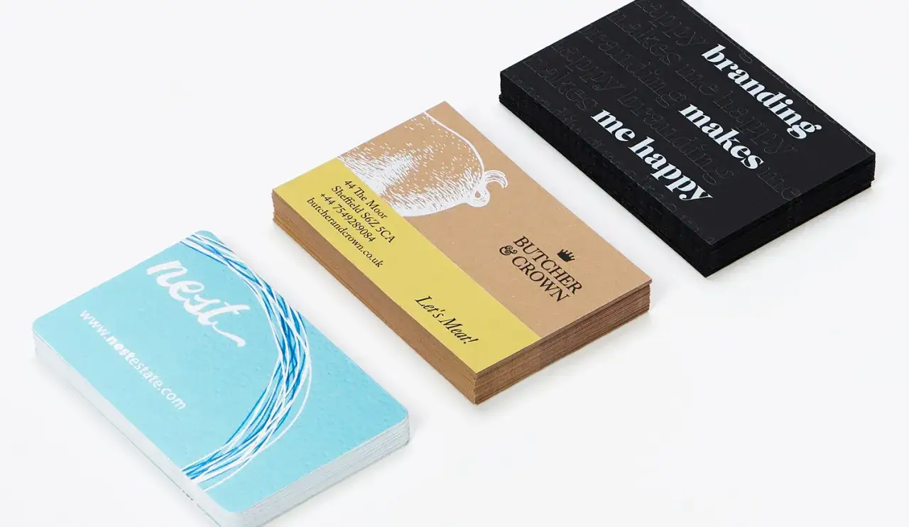 Tres pilas de tarjetas de visita: una azul con