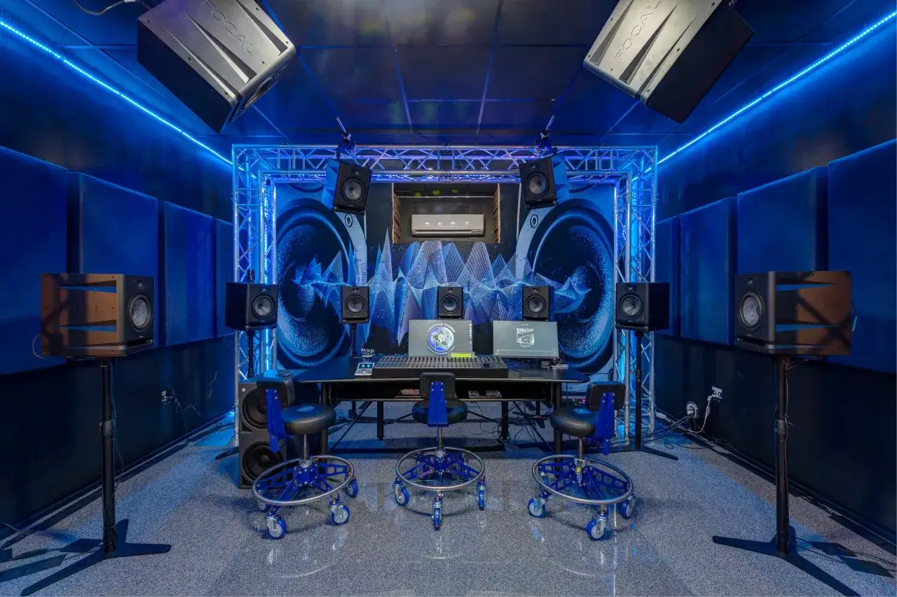 Professionelle Studio-Einrichtung mit vielen Lautsprechern und einem Mischpult, bereit, um Musik zu mixen.