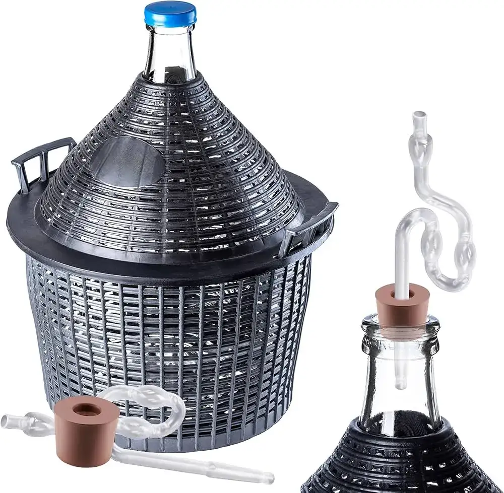 Domowe wino w balonie z rurką fermentacyjną