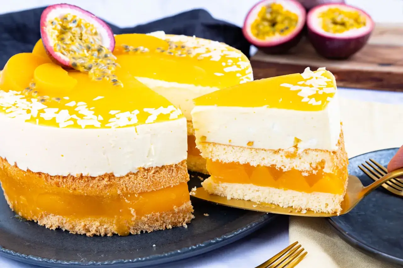 Eine köstliche Pfirsich Maracuja Torte mit fruchtiger Geleeschicht, cremigem Mousse und frischen Pfirsichstücken.