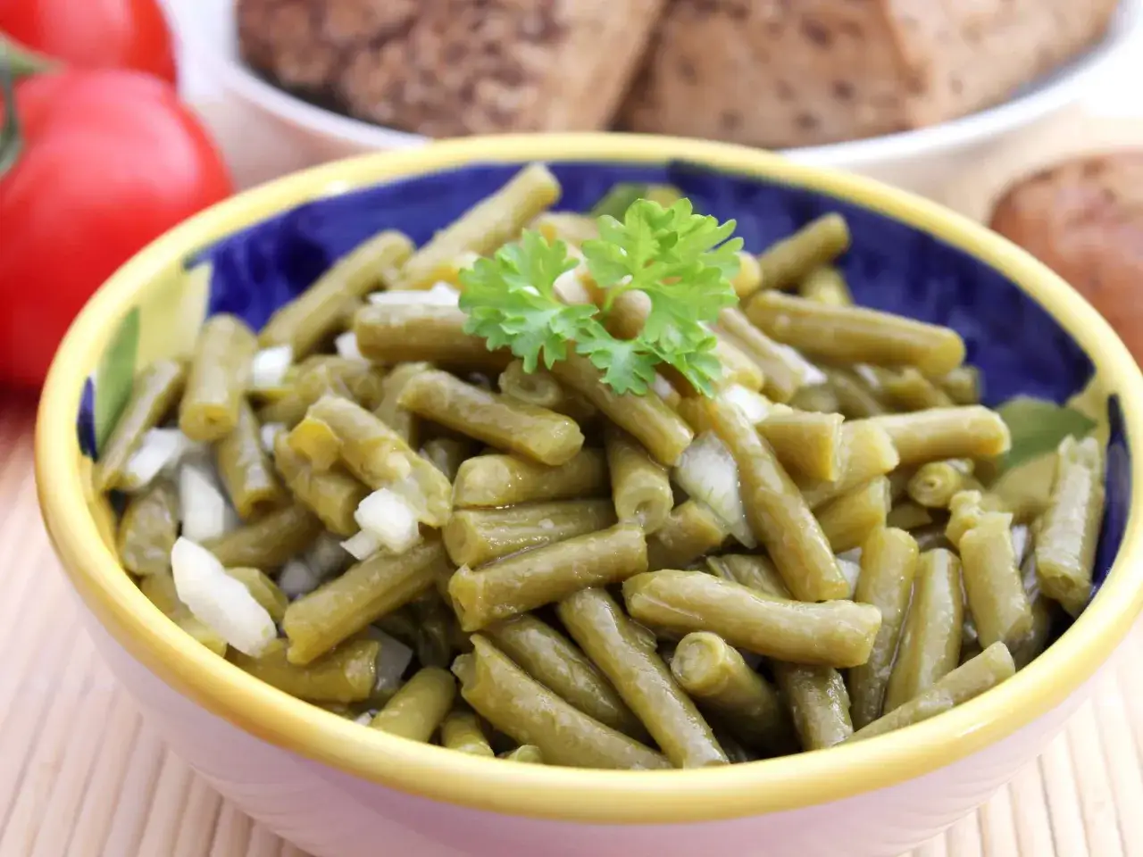 Klassischer Bohnensalat mit Zwiebeln und Petersilie, ein einfaches und leckeres Rezept f&uuml;r jede Gelegenheit.