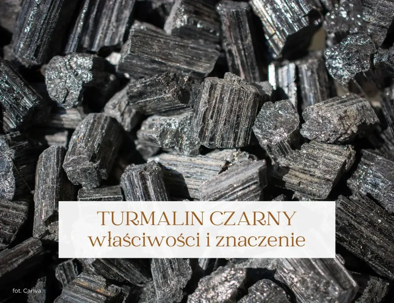 Gromadzone kryształy czarnego turmalinu, ukazujące jego ochronne właściwości.