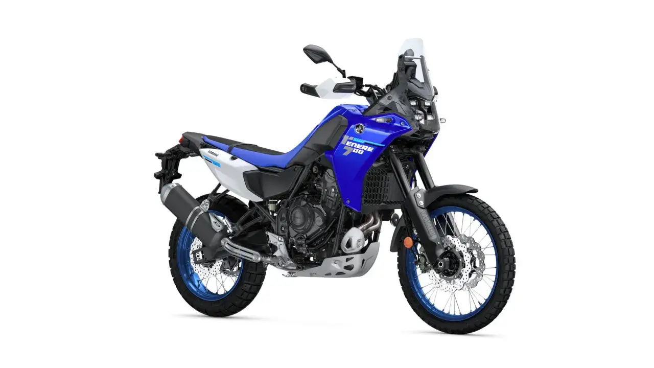 Niebieski motocykl Yamaha Ténéré 700 gotowy na przygodę.