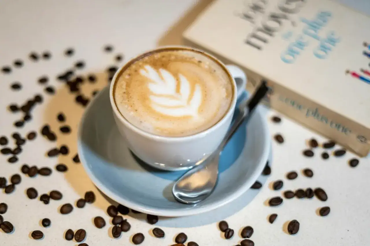 Aromatic espresso z ekspresu z pianką i latte art. Zastanawiasz się, ile kofeiny ma espresso z ekspresu? To idealny towarzysz do czytania.