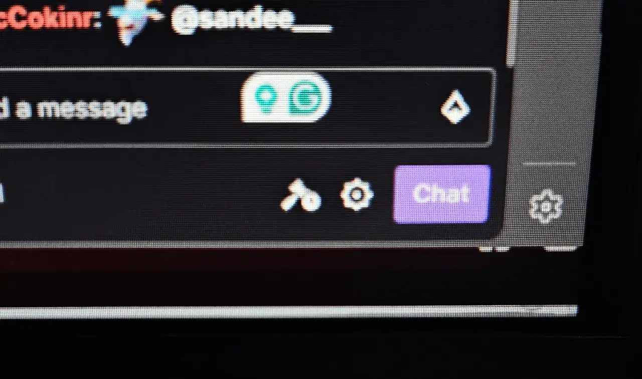 Auf Twitch werden die Emotes nicht angezeigt. Der Chat ist leer, nur ein Feld f&uuml;r Nachrichten und ein Chat-Button sind sichtbar.