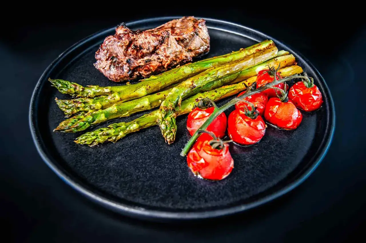 Ein saftiges Steak mit gegrilltem Spargel und Kirschtomaten &ndash; k&ouml;stliche Spargelgerichte mit Fleisch.