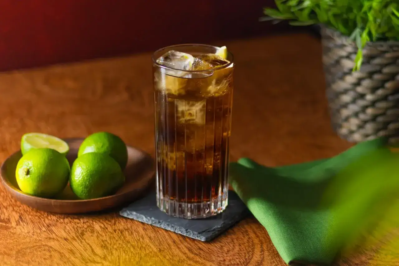 Złoty rum z colą i limonką &ndash; idealny drink na upalne dni. Z czym pić rum złoty? Z tym orzeźwiającym koktajlem!