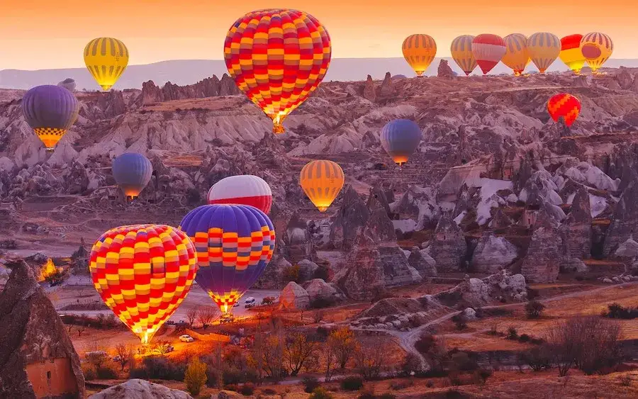 Balon na gorące powietrze w locie nad krajobrazem