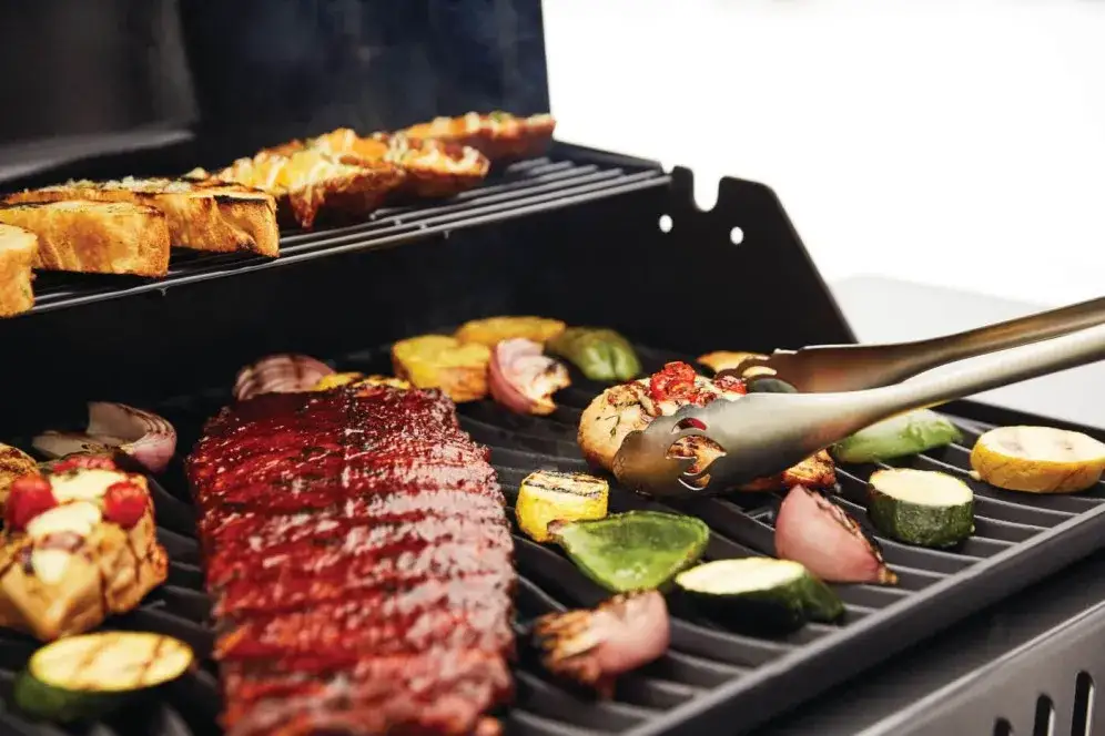 r&oacute;żnorodne grillowane mięsa na ruszcie
