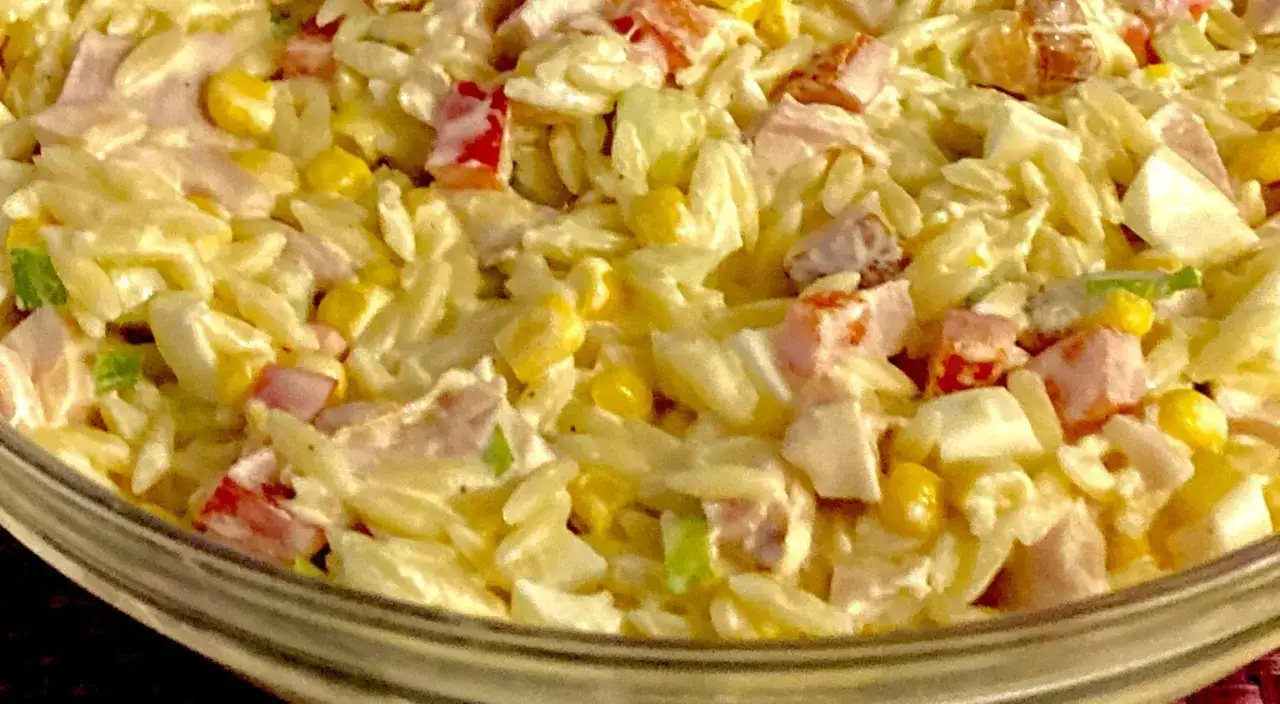 Pyszna sałatka z makaronem orzo, kurczakiem, kukurydzą i warzywami. Idealna na każdą okazję, to najlepsza sałatka z kurczakiem!